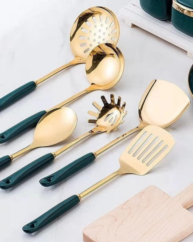 Éclat Gourmet – Lyxigt Kokkärlset med Guldfinish och Eleganta Detaljer Carvallo