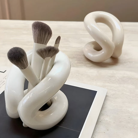 Elegant keramisk knutskulptur – modern nordisk-inspirerad dekor MILA Sverige