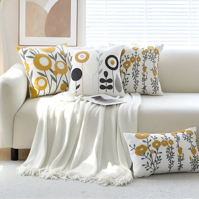 Bloom broderat kuddfodral – elegant blommig accent MILA Sverige