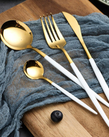 Carvallo Lumine – Lyxigt Bestickset med Guldaccenter och Matt Svarta Handtag Carvallo