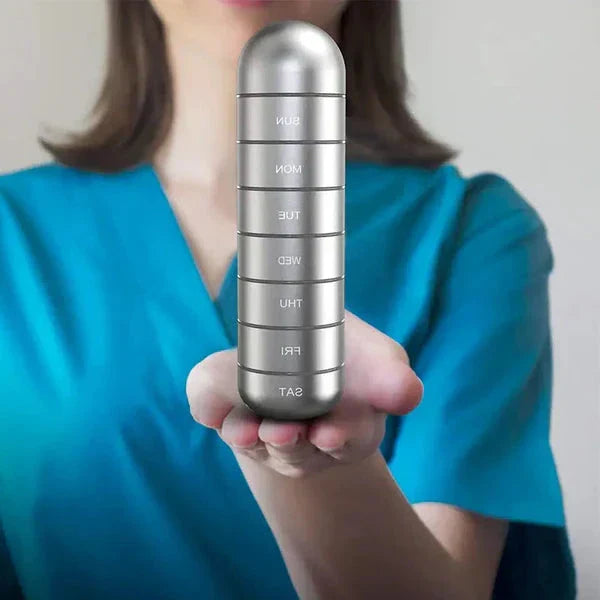 TravelMate 7-dagars bärbart pillerfodral i aluminium – kompakt veckovis medicinorganisatör MILA Sverige