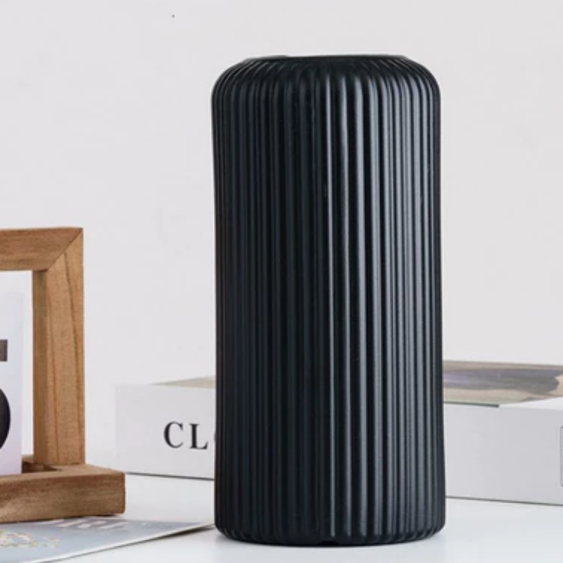 Carvallo – Modern dekorativ vas med kreativt randigt design för rumsdetaljer Carvallo