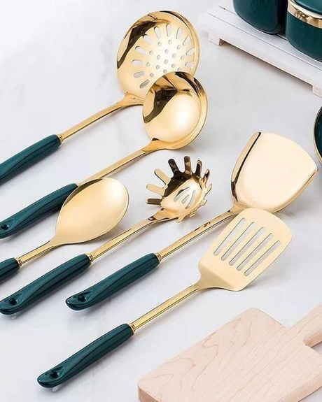 Éclat Gourmet – Lyxigt Kökstillbehör Set med Guld Finish & Smaragdgröna Handtag Carvallo