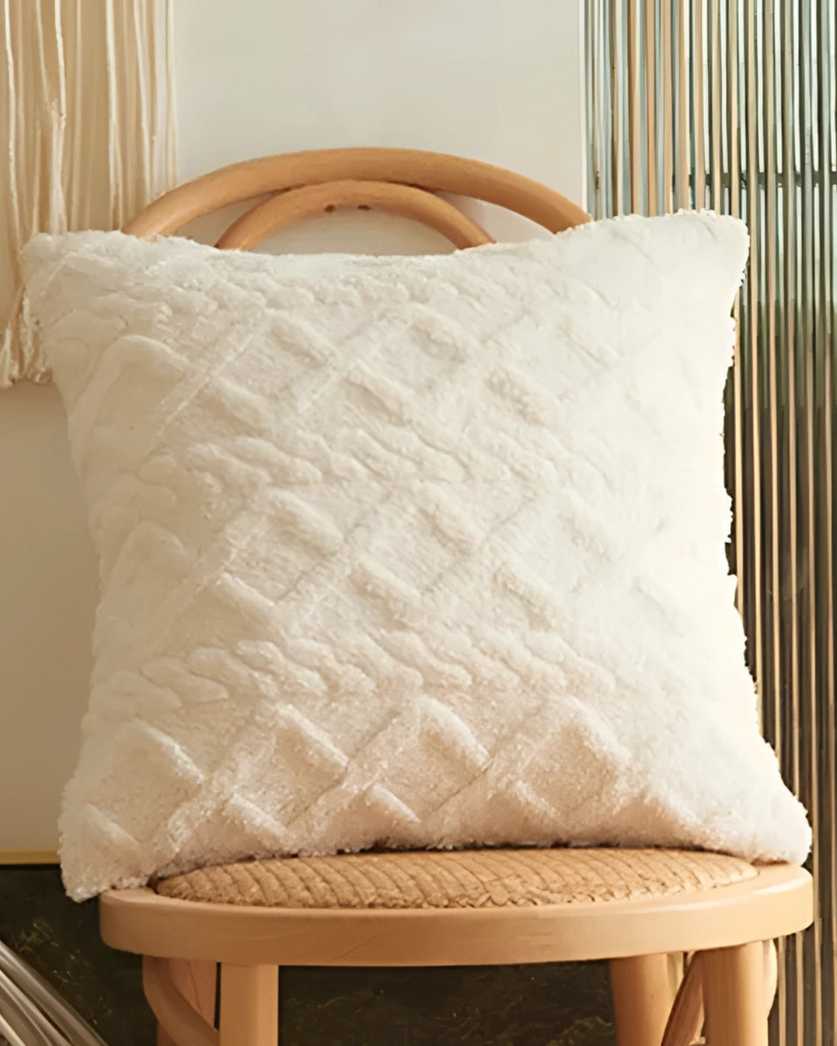 Carvallo – Lyxig Reliefkudde med subtil geometrisk design för en stilren interiör Carvallo