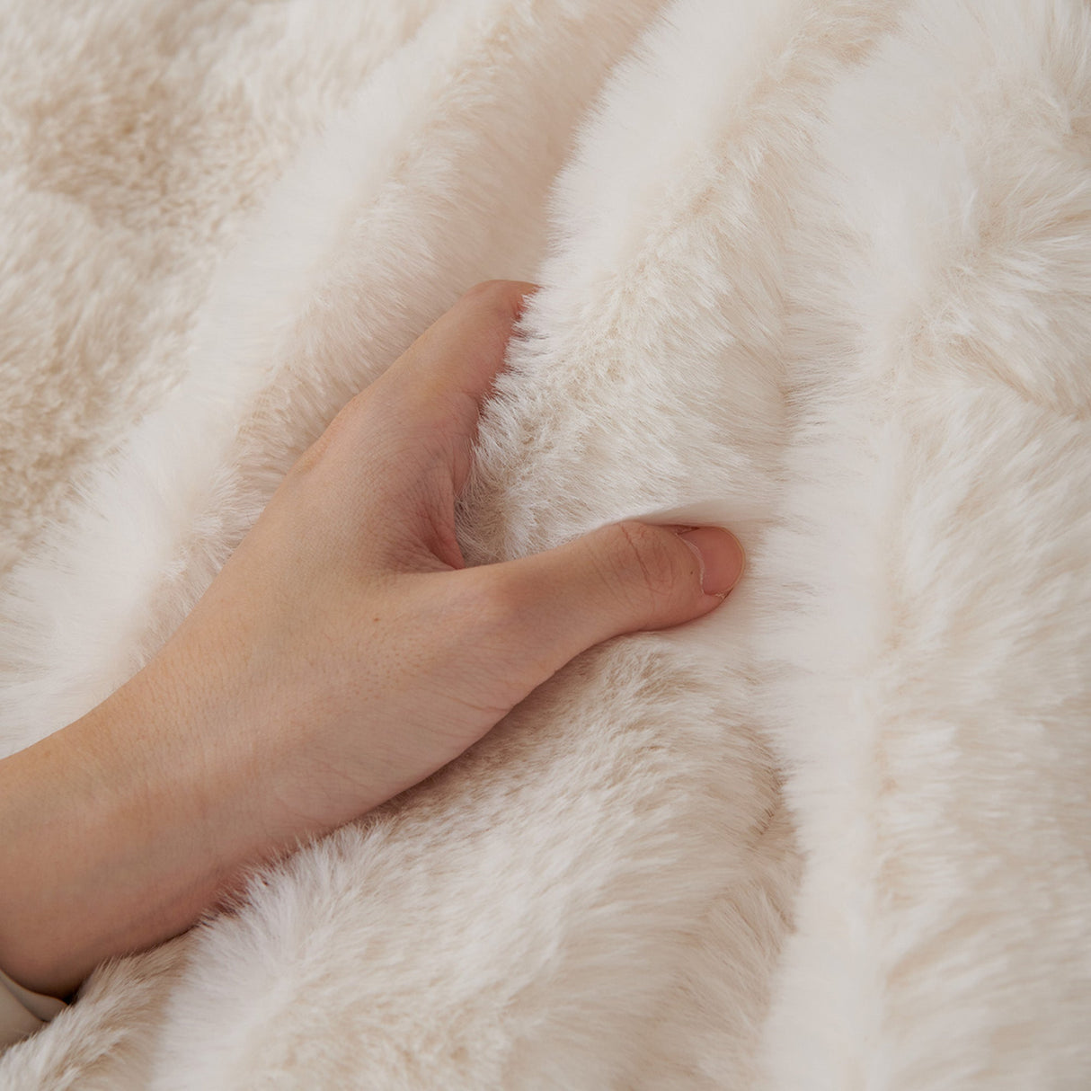 Luxe Ripple Faux Fur Sofföverdrag - Modernt, Stilrent & Hållbart Soffaskydd Carvallo
