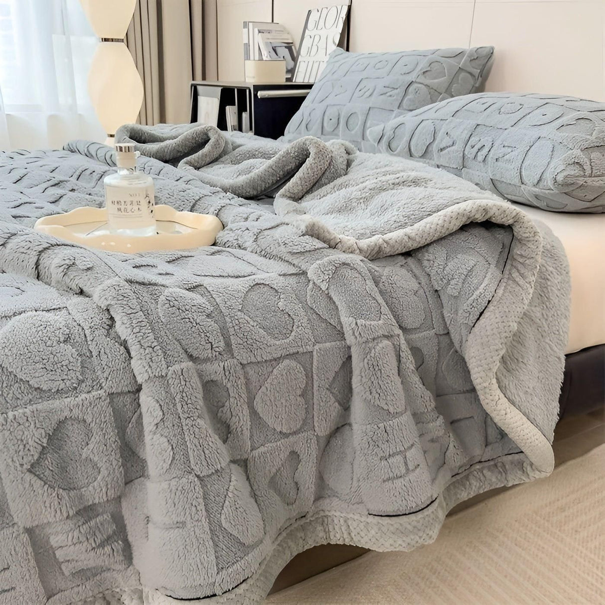CozyJacquard Blanket - Ultra-mjukt korallfleecefilt med dubbelsidig hjärt- och bokstavsdesign Carvallo