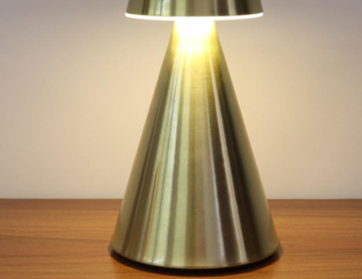 Modern konisk järnbordslampa – USB-laddnings-LED för snygg inredning MILA Sverige