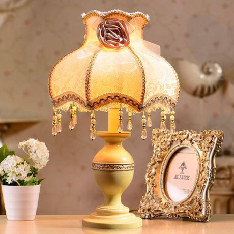 Vintage French Country Bordslampa – Resin Base med Rose Tofs Accent MILA Sverige