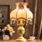 Vintage French Country Bordslampa – Resin Base med Rose Tofs Accent MILA Sverige