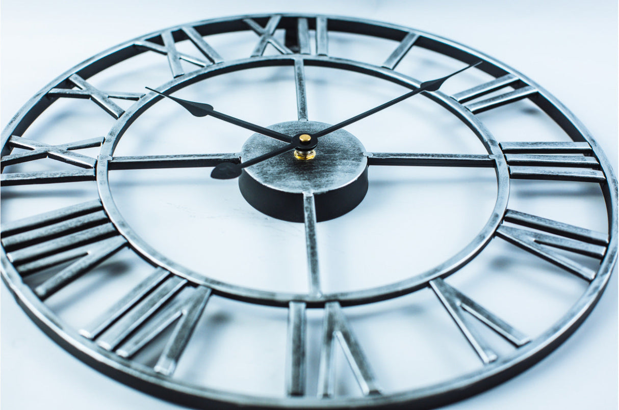 Stor retro väggklocka av järn i vintage-stil Carvallo