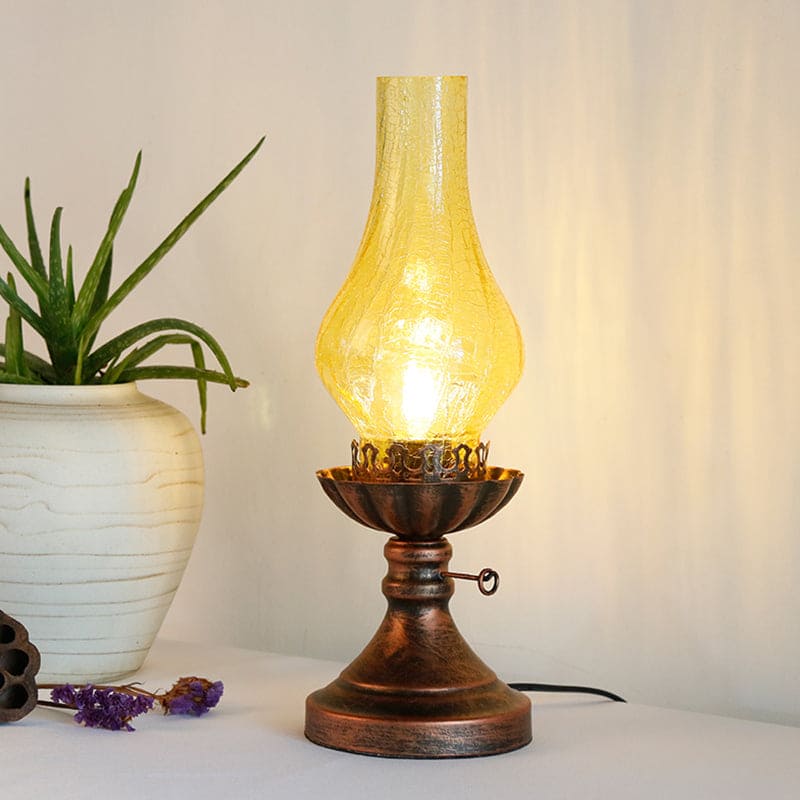 RetroGlow - Vintage-inspired bedside lamp with shattered glass shade and neutral base Carvallo