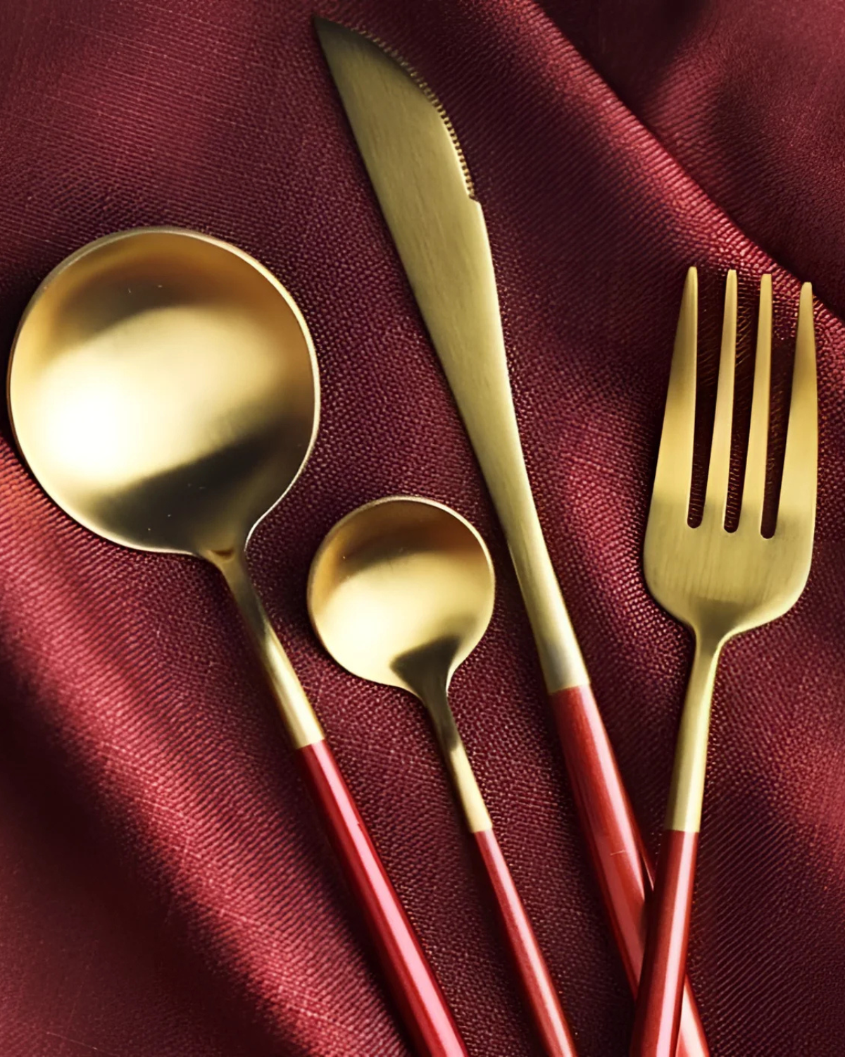 Carvallo Lumine – Lyxigt Bestickset med Guldaccenter och Matt Svarta Handtag Carvallo