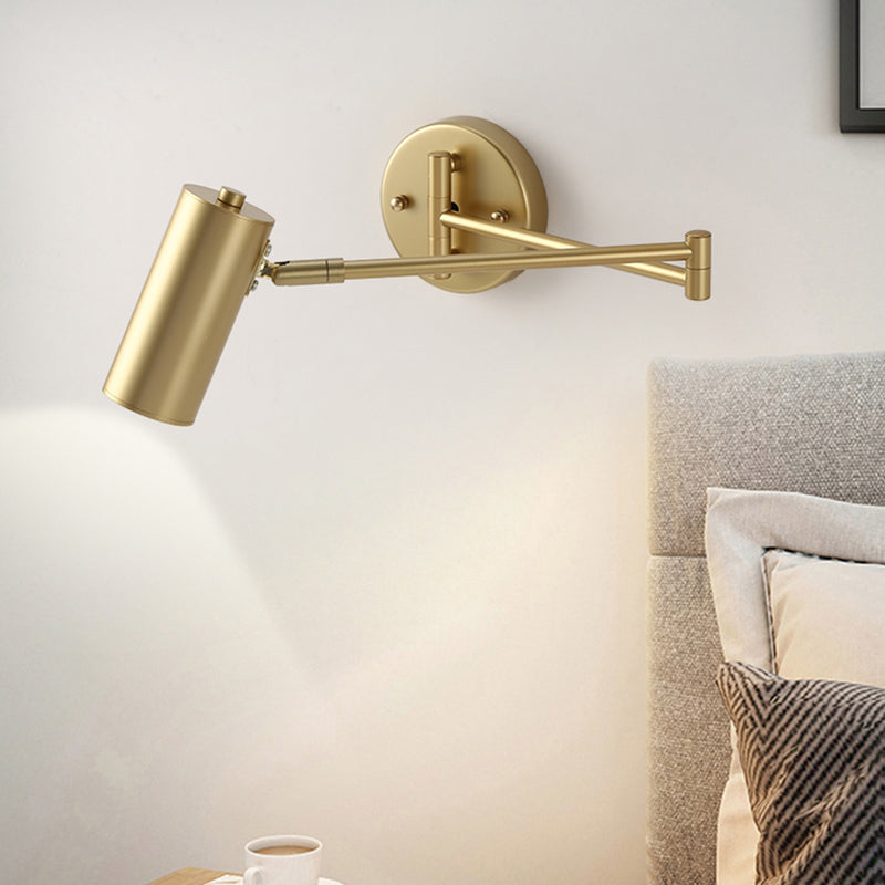 Vägglampa med metallskärm och svingarm Carvallo