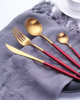 Carvallo Lumine – Lyxigt Bestickset med Guldaccenter och Matt Svarta Handtag Carvallo