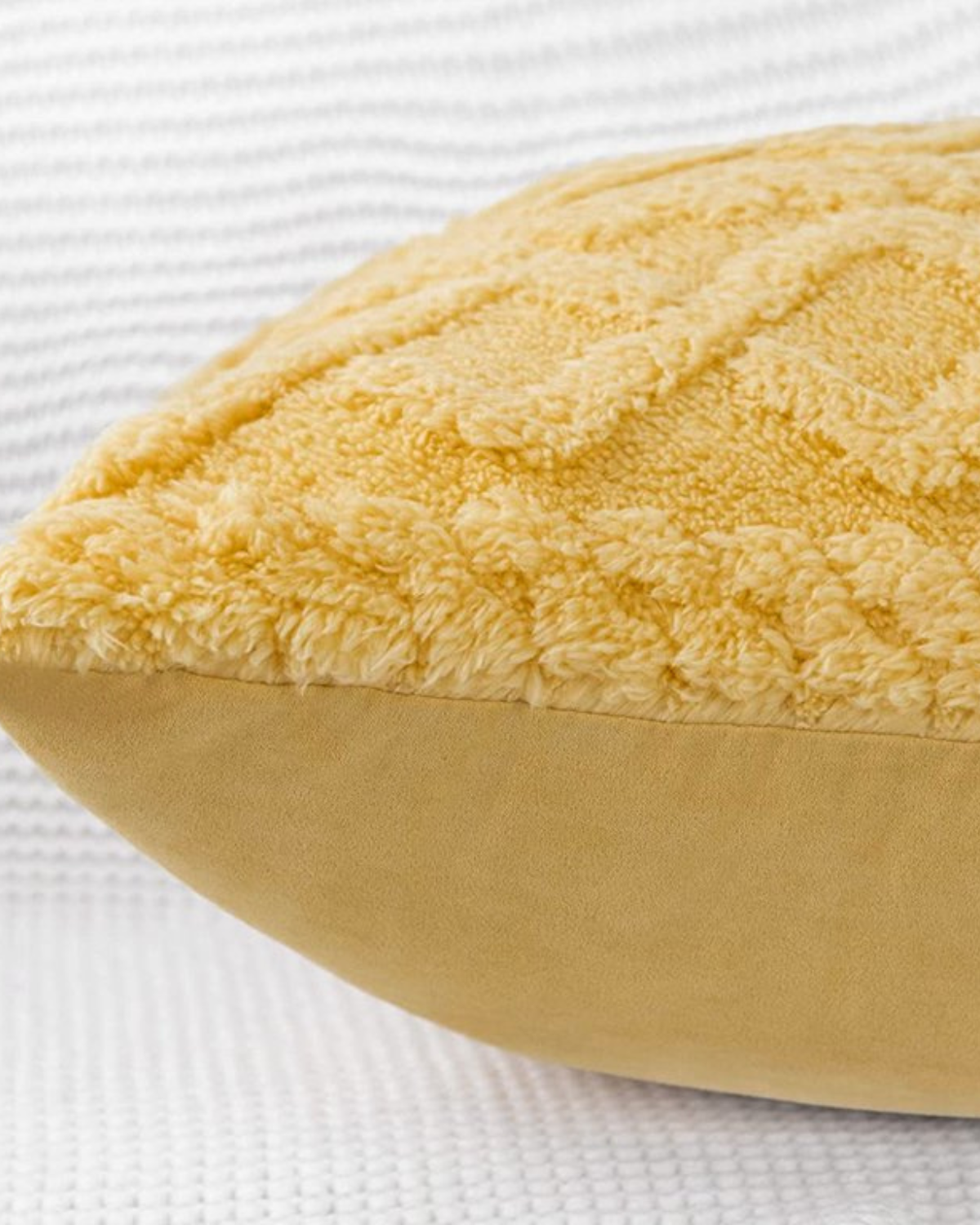 Carvallo – Lyxig Reliefkudde med subtil geometrisk design för en stilren interiör Carvallo