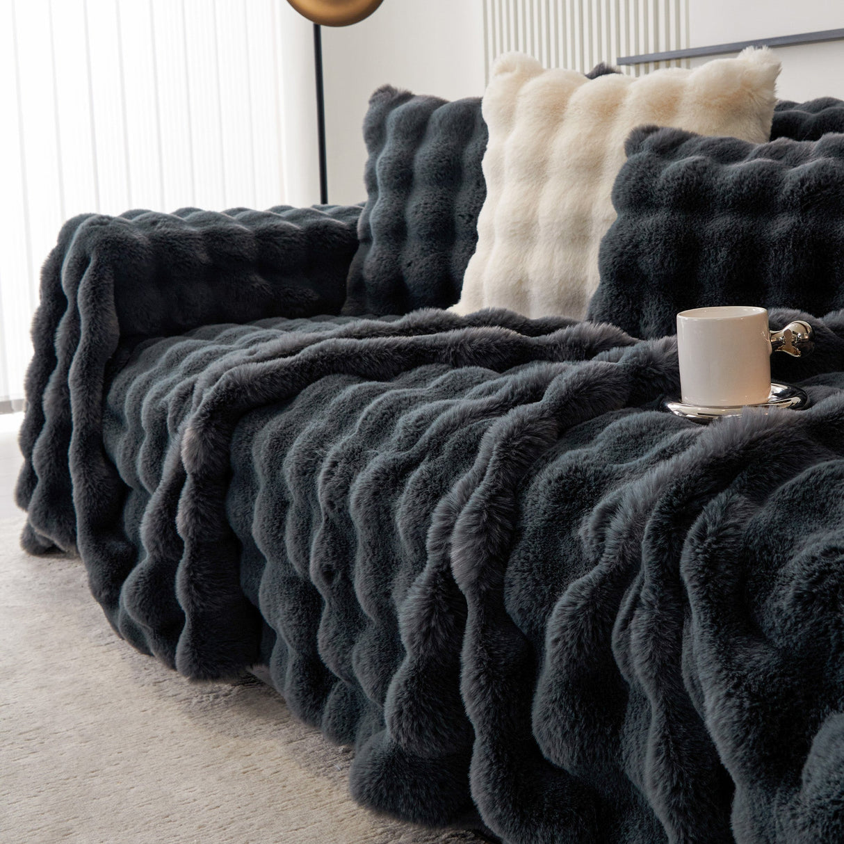 Luxe Ripple Faux Fur Sofföverdrag - Modernt, Stilrent & Hållbart Soffaskydd Carvallo