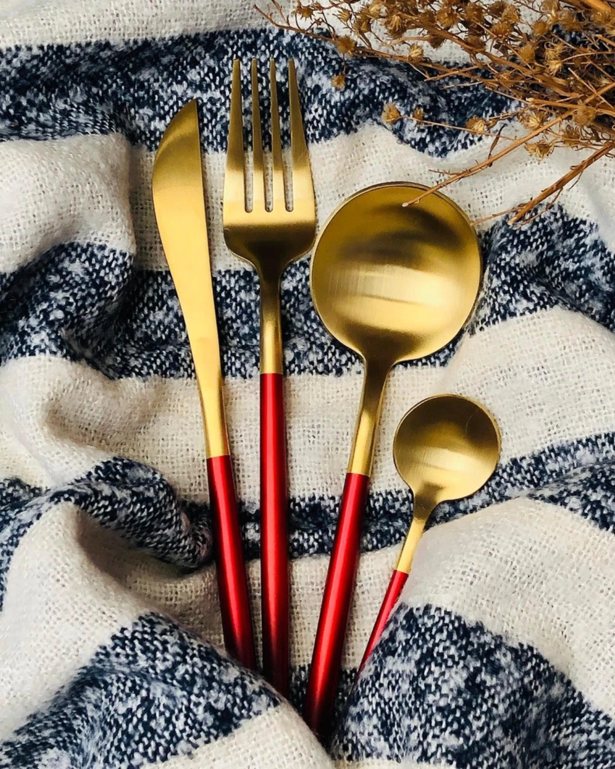 Carvallo Lumine – Lyxigt Bestickset med Guldaccenter och Matt Svarta Handtag Carvallo