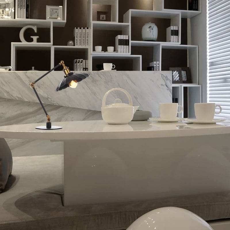 Justerbar vintage lampa med skulpterad metallskena för retrodekoration Carvallo