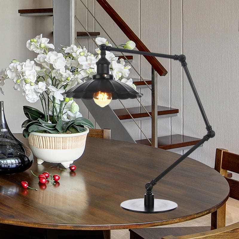 Justerbar vintage lampa med skulpterad metallskena för retrodekoration Carvallo