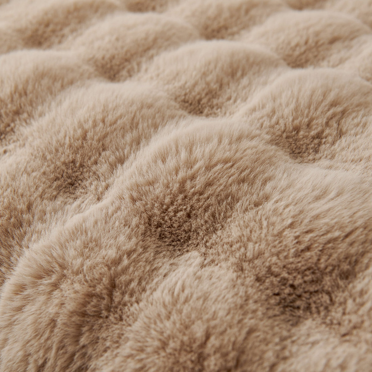 Luxe Ripple Faux Fur Sofföverdrag - Modernt, Stilrent & Hållbart Soffaskydd Carvallo