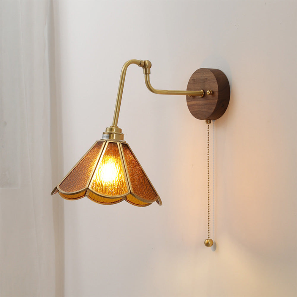 Vägglampa med vintage mässingsglashätta Carvallo