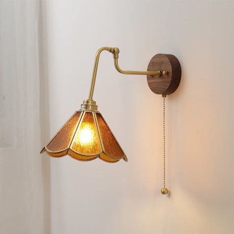 Vägglampa med vintage mässingsglashätta Carvallo