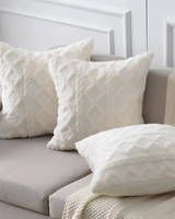 Carvallo – Lyxig Reliefkudde med subtil geometrisk design för en stilren interiör Carvallo