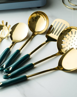 Éclat Gourmet – Lyxigt Kökstillbehör Set med Guld Finish & Smaragdgröna Handtag Carvallo