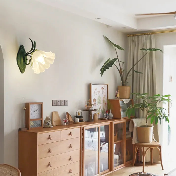 LilyGlow – Vägglampa med Blommönster Carvallo