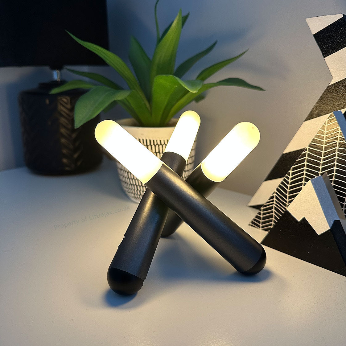 Elegant abstrakt triobordslampa – modern design med konstnärlig stil MILA Sverige
