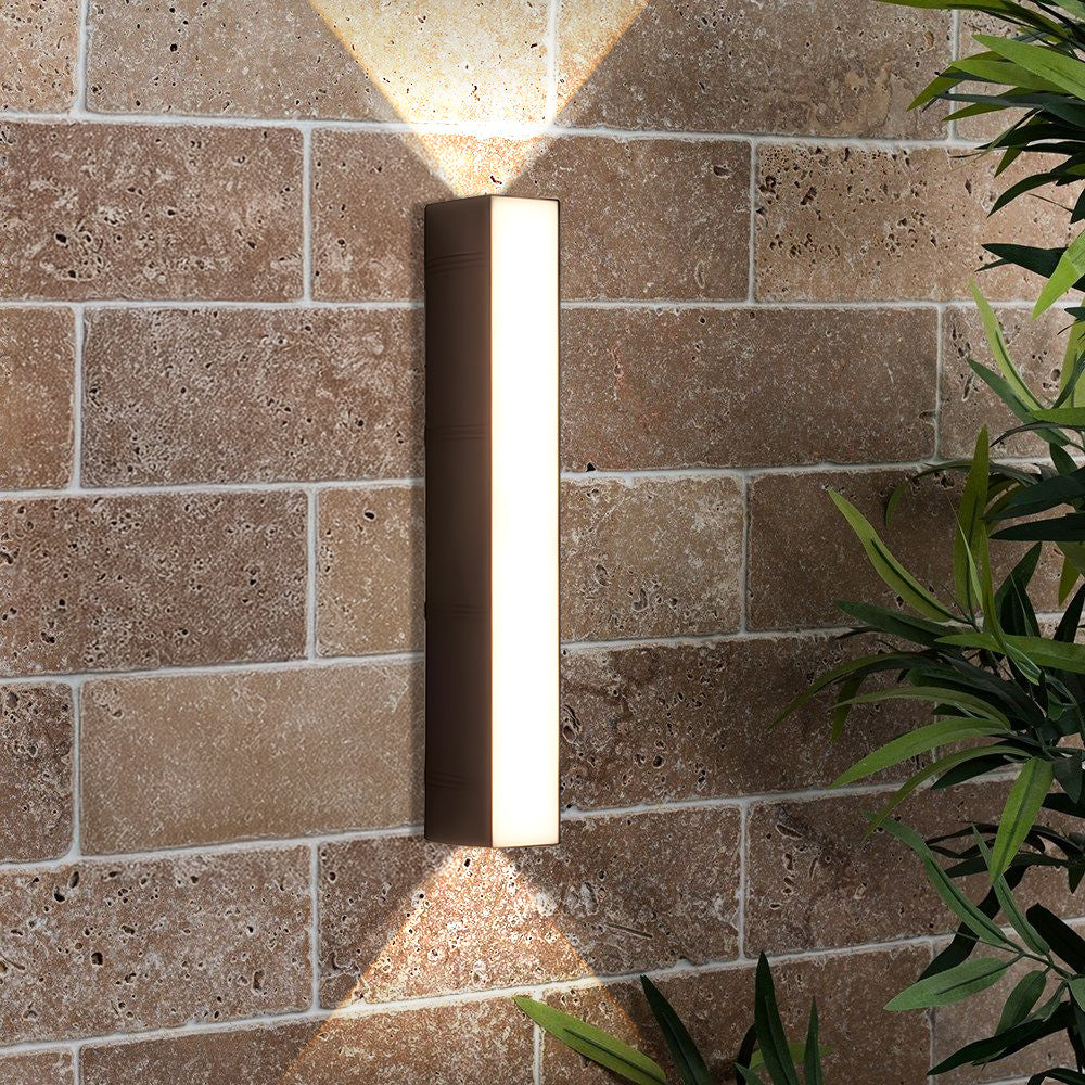 LED Utomhusvägglampa | 6.1–23.6 x 2.7 in | Snygg lång tubdesign | IP54 Klassad vattentät armatur | Brick by Brick Carvallo