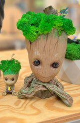 Baby Groot-VaruZ-Designat med mossa och växter-Hemnix