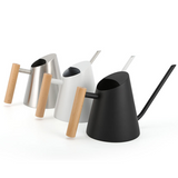 Modern vattenkanna med trähandtag – Stilig vattenkanna för växter i trädgården Carvallo