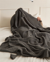 Carvallo Maison – Lyxig Stickad Filt med Subtila Fransen detaljer Carvallo