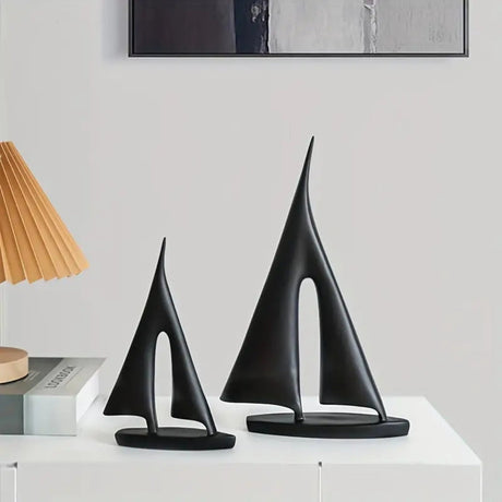 Modern segelbåtsskulptur – elegant nautisk bordsaccent MILA Sverige