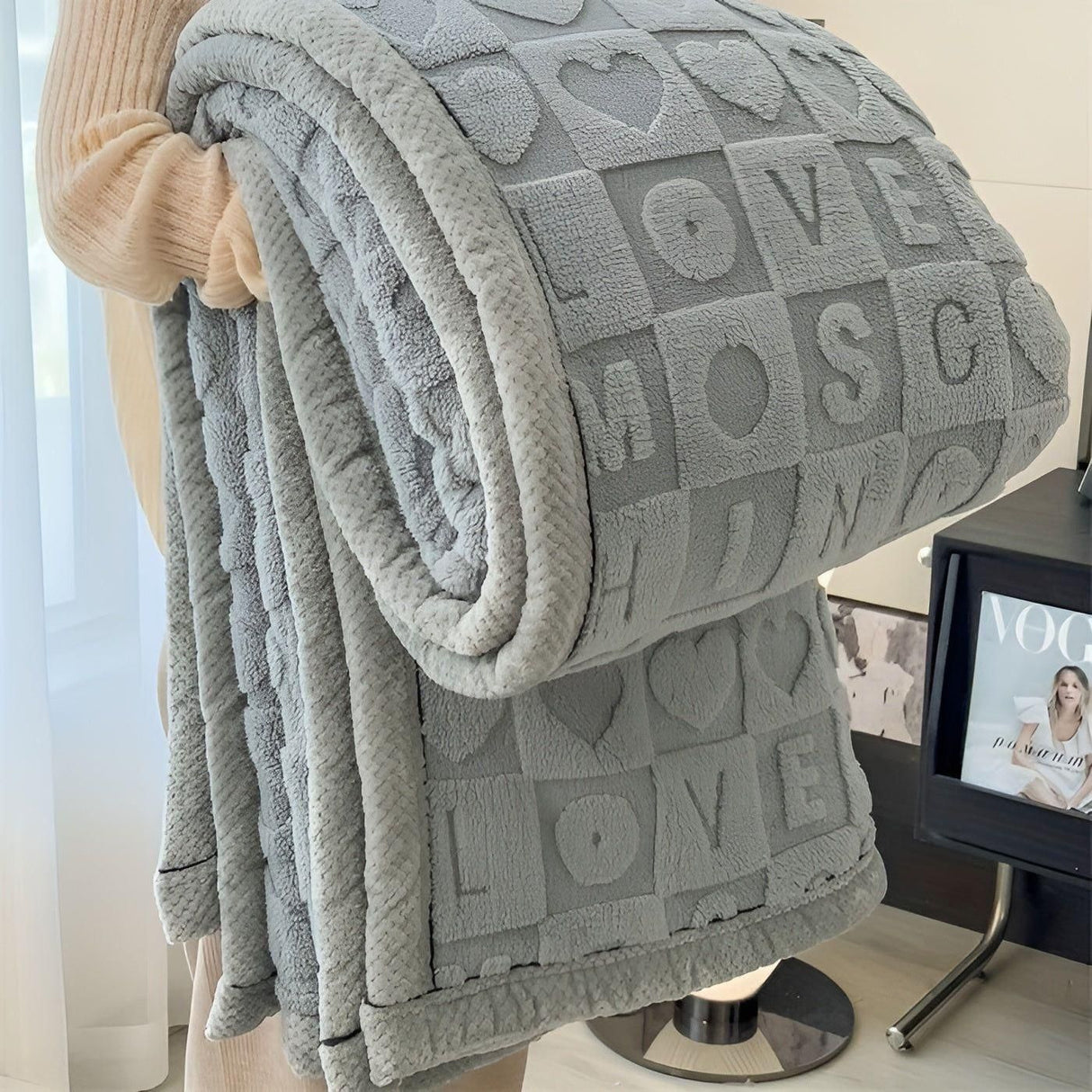 CozyJacquard Blanket - Ultra-mjukt korallfleecefilt med dubbelsidig hjärt- och bokstavsdesign Carvallo
