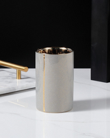 Carvallo – Lyxigt Badrumset med Fin Textur och Gyllene Detaljer Carvallo