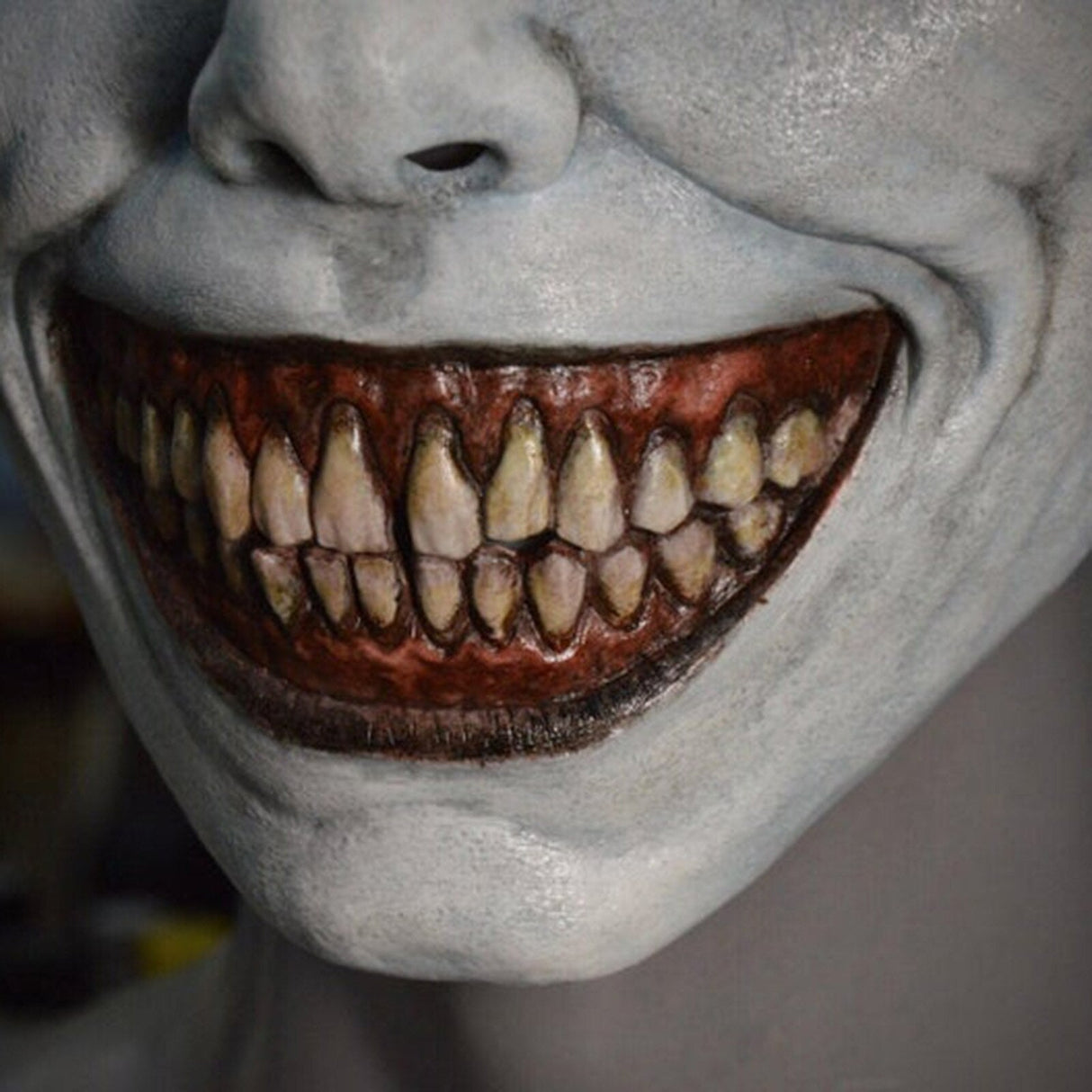 Vit Skräckmask – Perfekt för Halloweenfest och Läskiga Dekorationer-halloween-BB-Hemnix