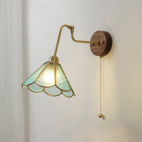 Vägglampa med vintage mässingsglashätta Carvallo