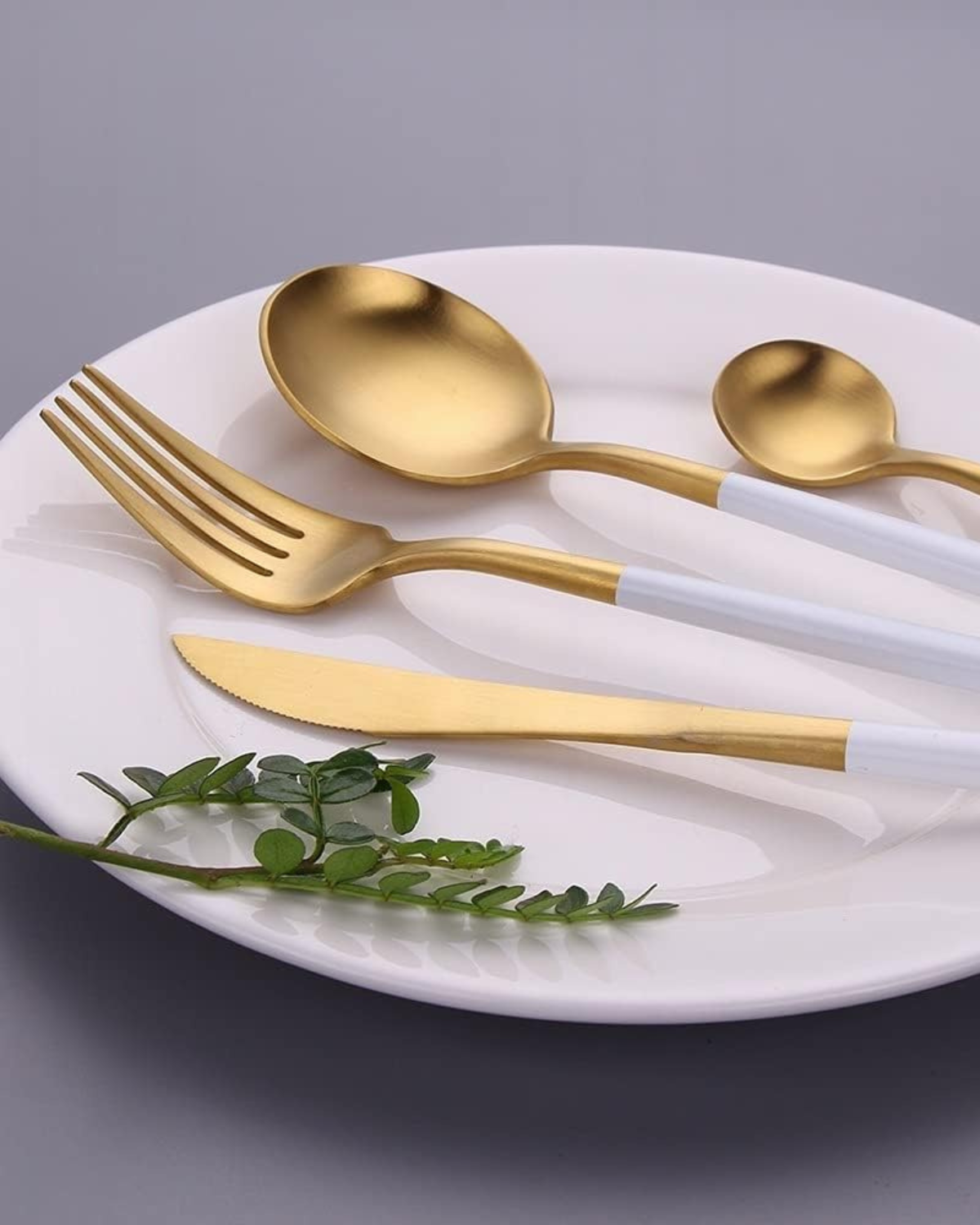 Carvallo Lumine – Lyxigt Bestickset med Guldaccenter och Matt Svarta Handtag Carvallo