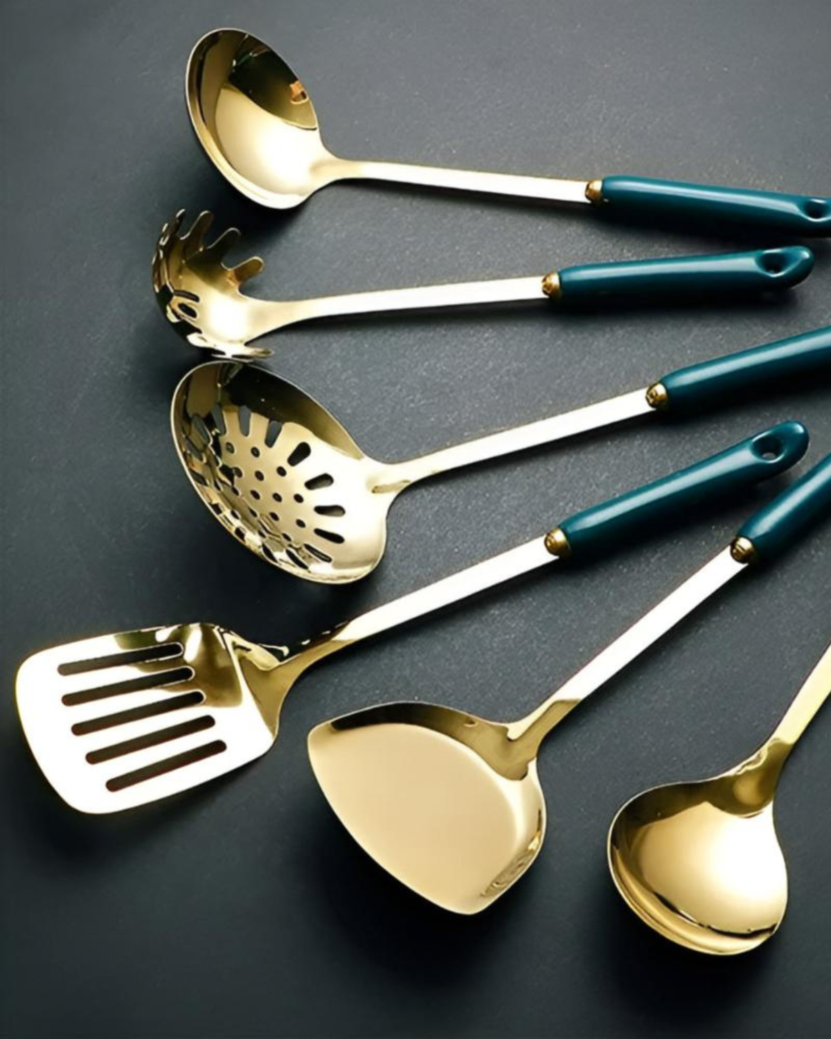 Éclat Gourmet – Lyxigt Kökstillbehör Set med Guld Finish & Smaragdgröna Handtag Carvallo