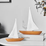 Elegant segelbåtsskulptur – nautisk dekor med himmelsk charm MILA Sverige