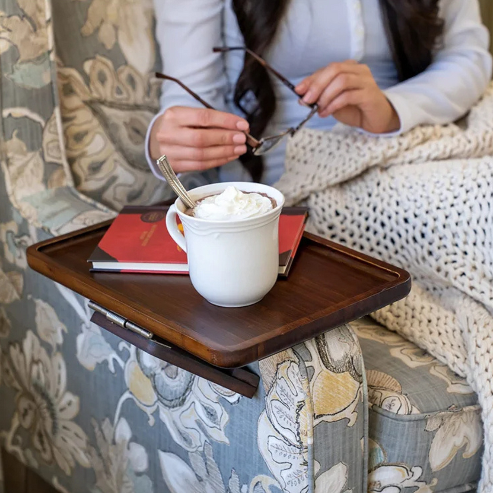 Carvallo – Justerbar bricka för soffarmar med rymlig yta för måltider Carvallo