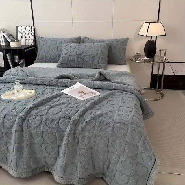 CozyJacquard Blanket - Ultra-mjukt korallfleecefilt med dubbelsidig hjärt- och bokstavsdesign Carvallo