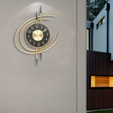 Carvallo – Tyst, konstnärlig väggklocka med skulpturell design i svart och guld Carvallo