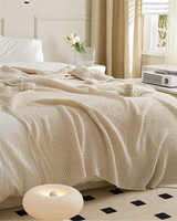 Carvallo Maison – Lyxig Stickad Filt med Subtila Fransen detaljer Carvallo