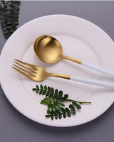 Carvallo Lumine – Lyxigt Bestickset med Guldaccenter och Matt Svarta Handtag Carvallo