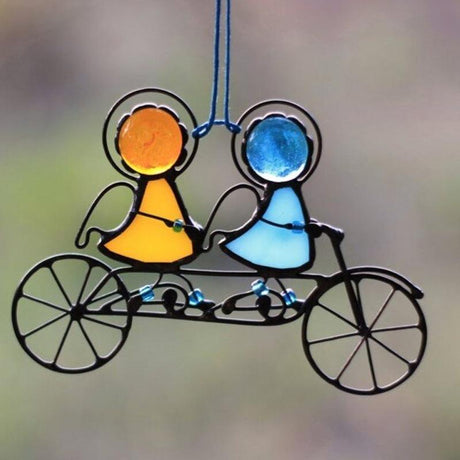 Carvallo – Festliga hängande ornament med lekfullt barndomsinspirerat design Carvallo