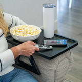 Carvallo – Justerbar bricka för soffarmar med rymlig yta för måltider Carvallo