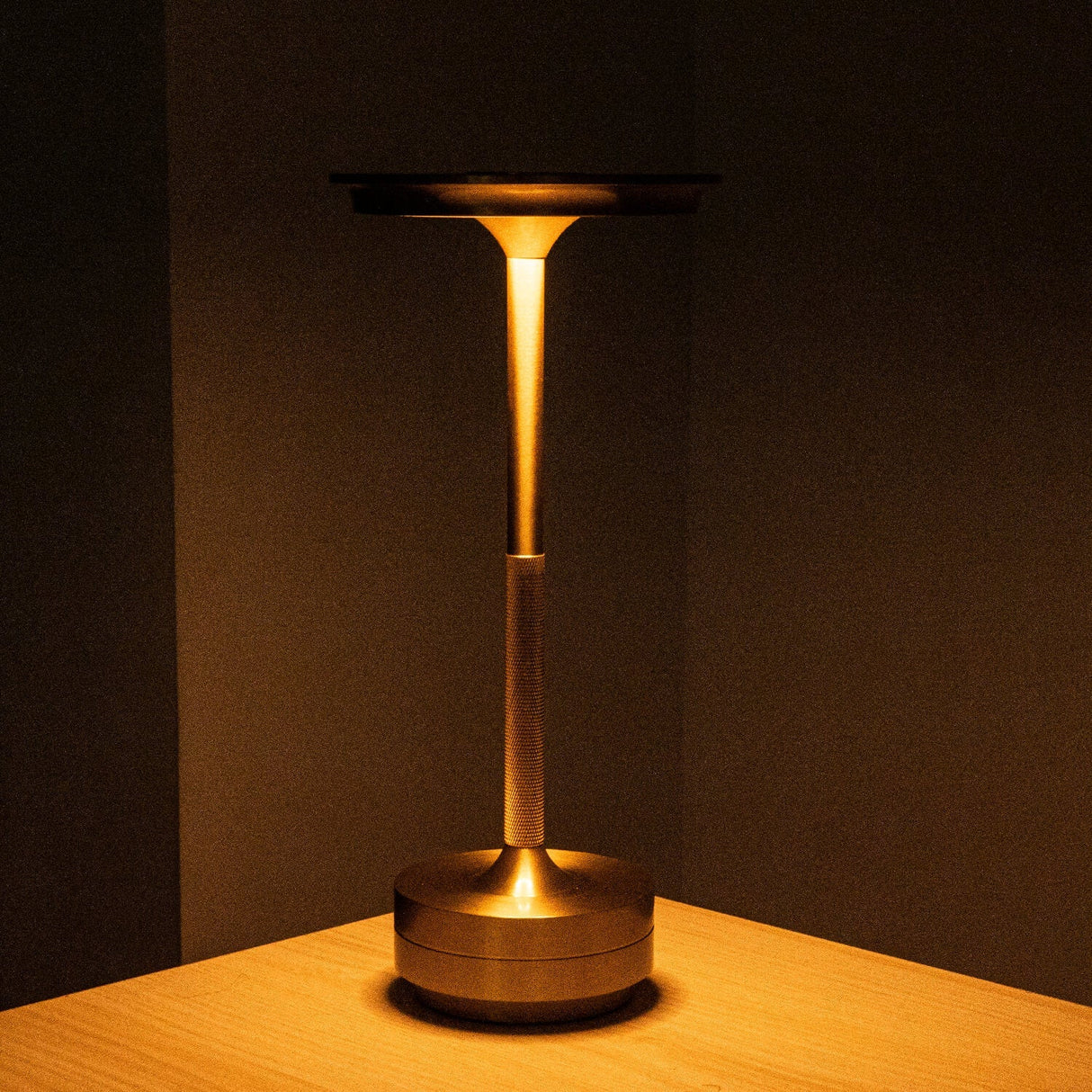 Ambient Metallic Trådlös Bordslampa Carvallo